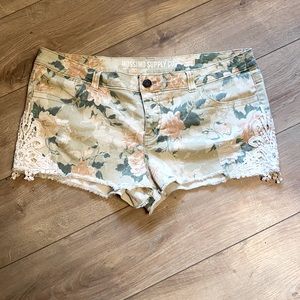 Women’s mossimo cream floral shorts